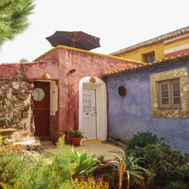 La struttura Surf and Yoga Ericeira l'ingresso esterno